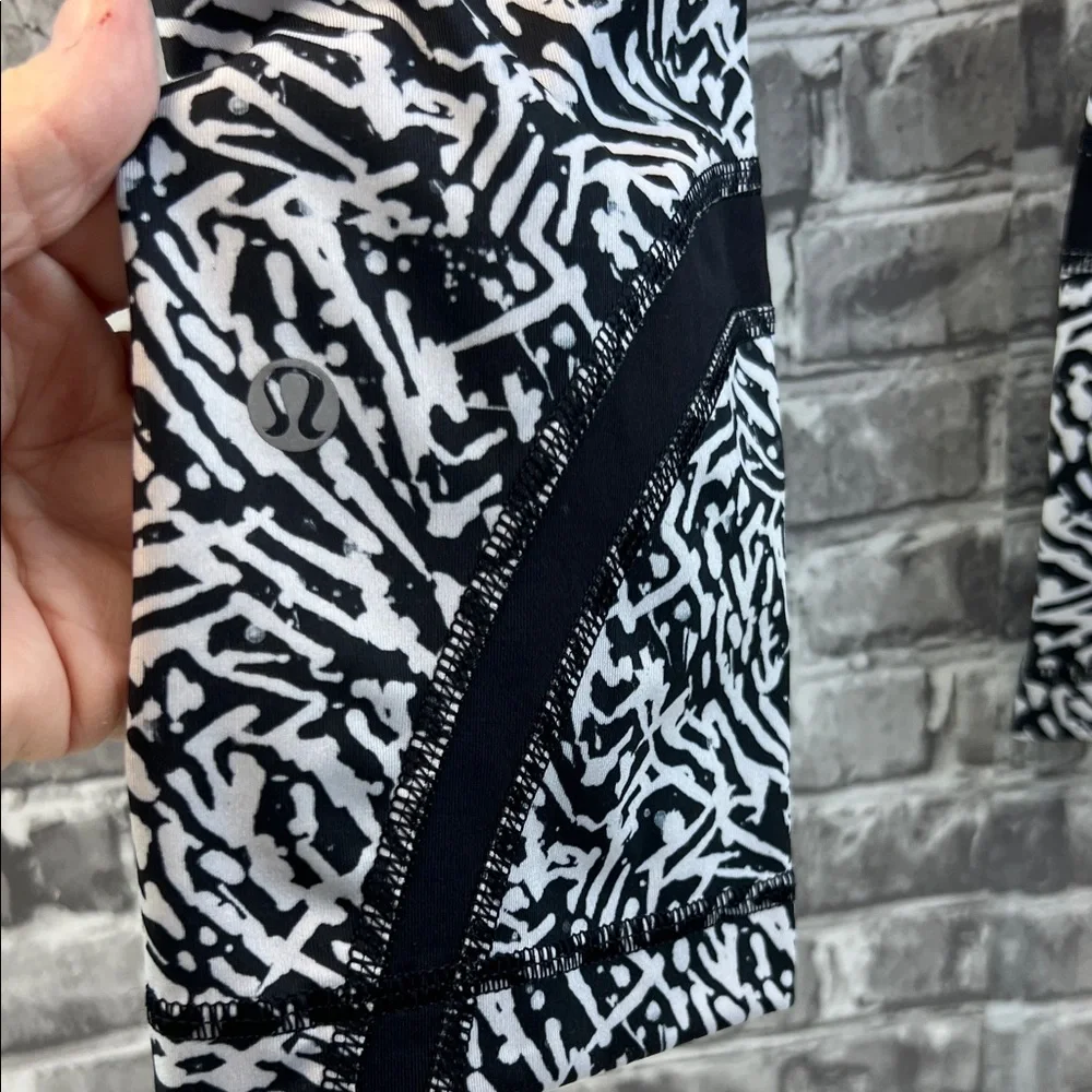 Stylish‎ Lululemon capri Black and White Patterned leggings